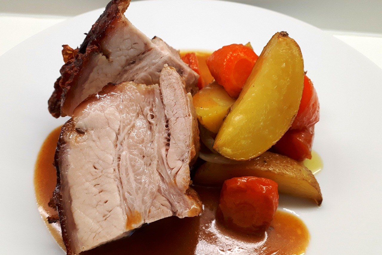 entdecken sie das klassische sunday roast: ein traditionelles britisches sonntagsgericht mit saftigem fleisch, knusprigen kartoffeln und frischem gemüse. perfekt für das familienessen am wochenende!