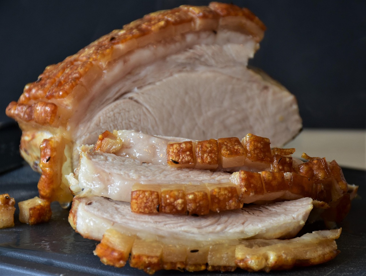 genießen sie am sonntag einen traditionellen sunday roast mit saftigem fleisch, köstlichen kartoffeln und saisonalem gemüse. perfekt für ein gemütliches beisammensein mit familie und freunden.