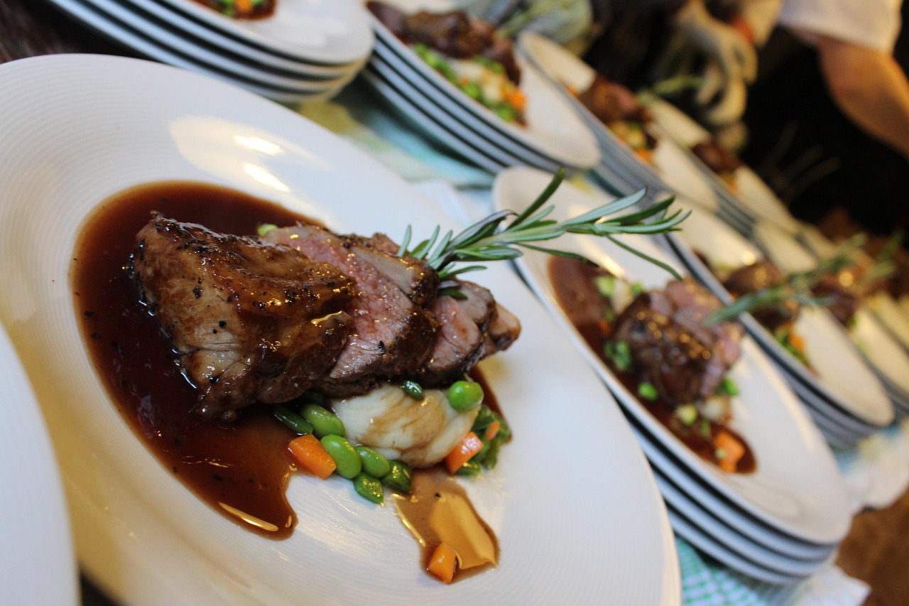 entdecken sie den traditionellen sunday roast: ein köstliches britisches sonntagsessen mit saftigem braten, knusprigen kartoffeln und frischem gemüse – perfekt für die ganze familie!